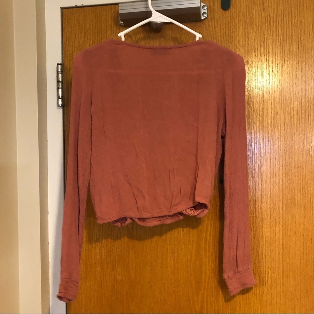 Hollister Long Sleeve Embroidered Wrap Crop Top Sz S - Picture 6 of 10